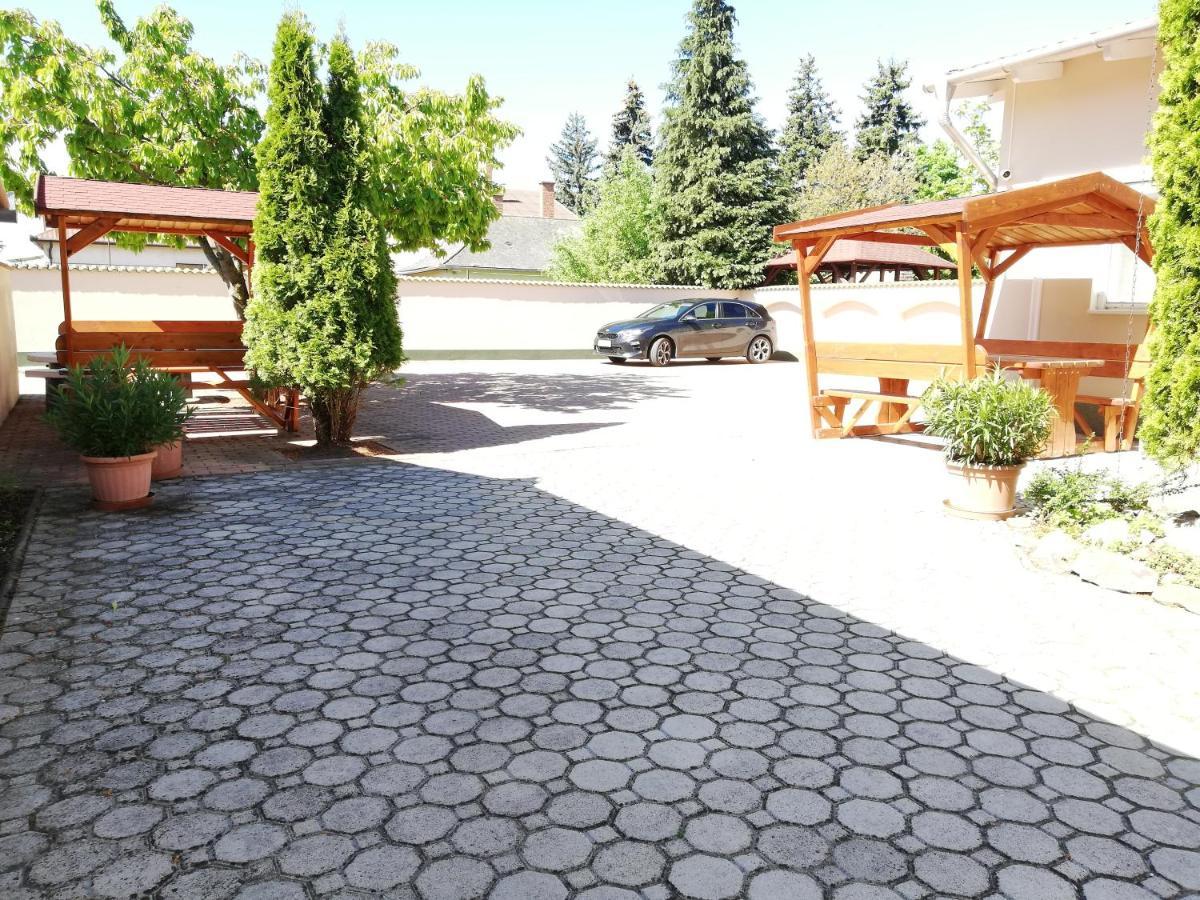 Imola Es Andrea Apartmanhaz Hajdúszoboszló Екстериор снимка
